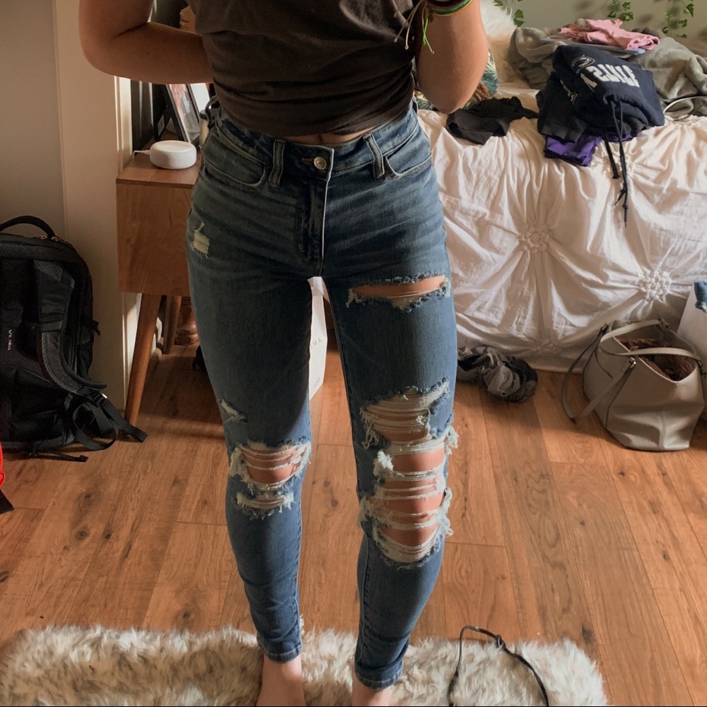 AMERICAN EAGLE SUPER HIGH RISE JEANS